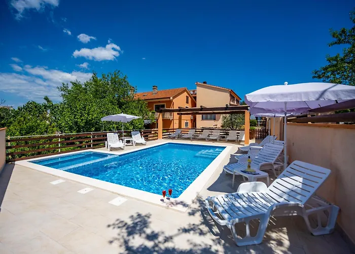 E-M Apartments With Private Pool Vinkuran