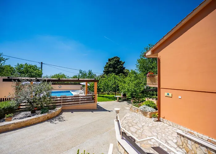 E-M Apartments With Private Pool Vinkuran