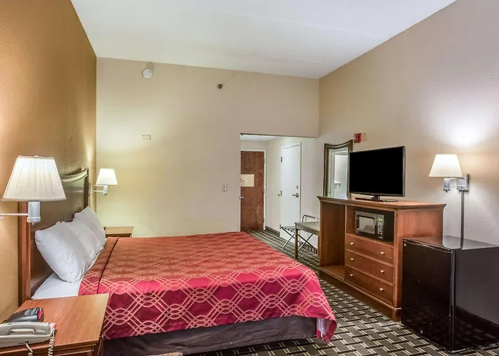 Econo Lodge Inn & Suites Marietta Near Dobbins Arb