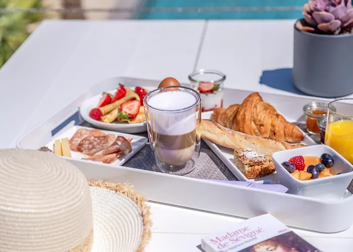 Le Pavillon M, Piscine et Spa au pied du château, Petit-Déjeuner inclus, Parking privé Grignan