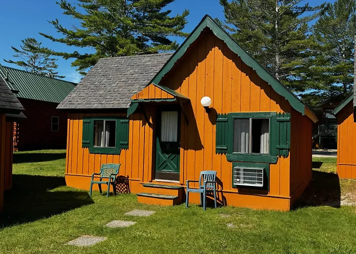 Cabins Of Mackinac & Lodge Mackinaw City