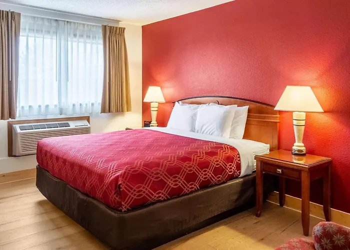 Econo Lodge Inn & Suites Madras