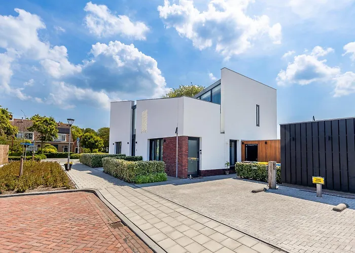Roosjesweg 2 Luxe studio 400 meter van strand met parkeerplaats