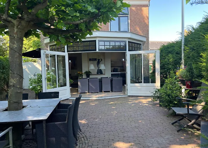 Room One-Twenty-One Naarden