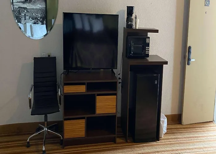 Super 8 By Wyndham Wells Hotel