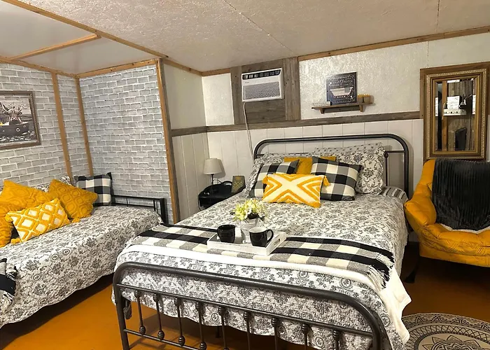 Acorn Hideaways Canton Cozy Frontier Rm For 3 Full Bathtub