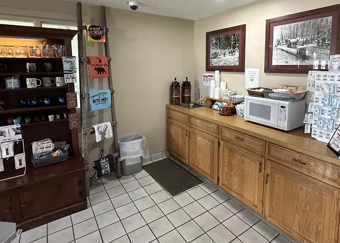 Super 8 By Wyndham West Branch Hotel