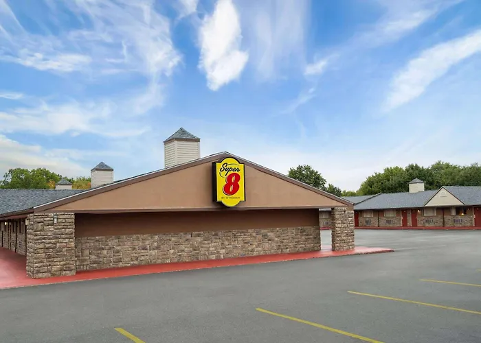 Super 8 By Wyndham Youngstown Girard