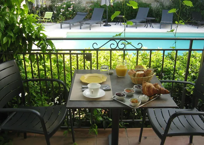 Bed and Breakfast Les Jardins De La Livrée à Villeneuve-lès-Avignon