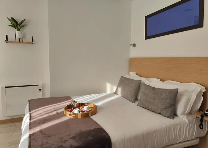 Hotel Le National Clichy