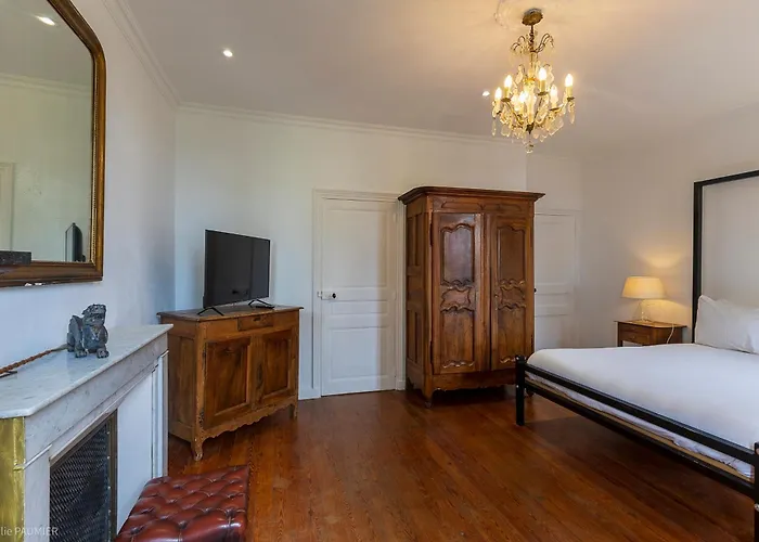 Suite Petite -Nice - Spa-Jacuzzi - Massage- Sauna - 4 Saisons - Piscine Chauffee Toute L'Annee - Pool View- Heated Pool 800M City Centre Nyons