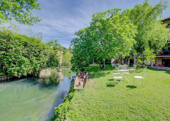 Hotel Les Nevons LʼIsle-sur-la-Sorgue