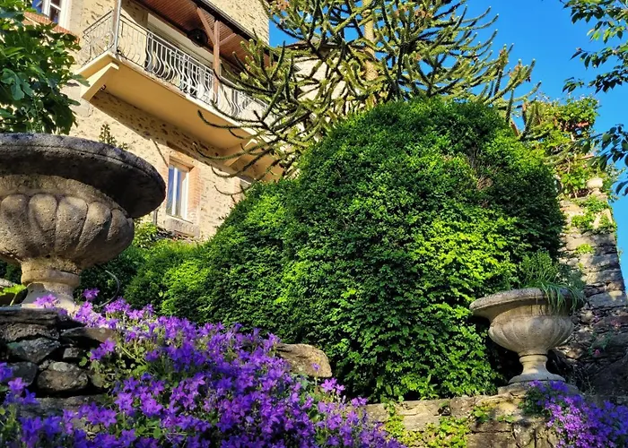Le Manoir des Pélies Gîte et Chambres d'hôtes de charme à 6kms de Conques Spa, Piscine, Rivière, Thermes de Cransac