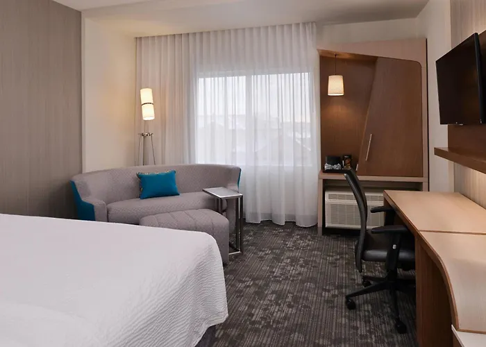 Courtyard By Marriott Toledo North Hotel