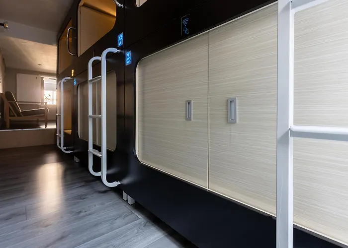 Mue Cubes - Capsule Hotel Bazel