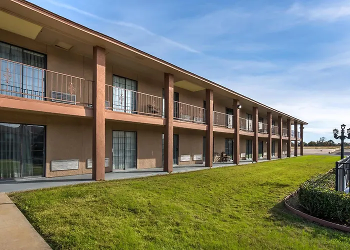 Red Roof Inn & Suites Sulphur Springs