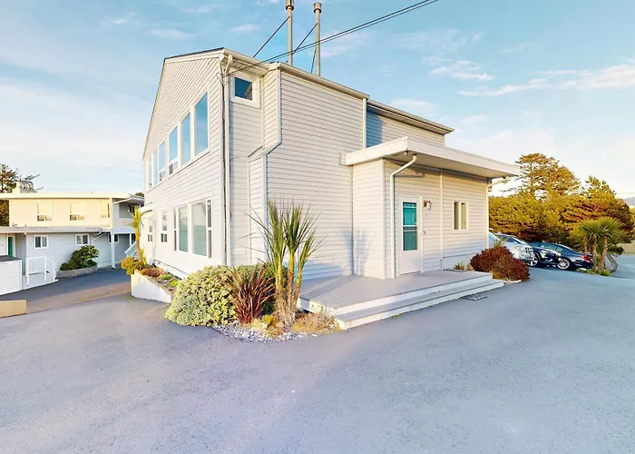 Cozy Ocean-View Condo Near Beach & Coastal Events Lincoln City