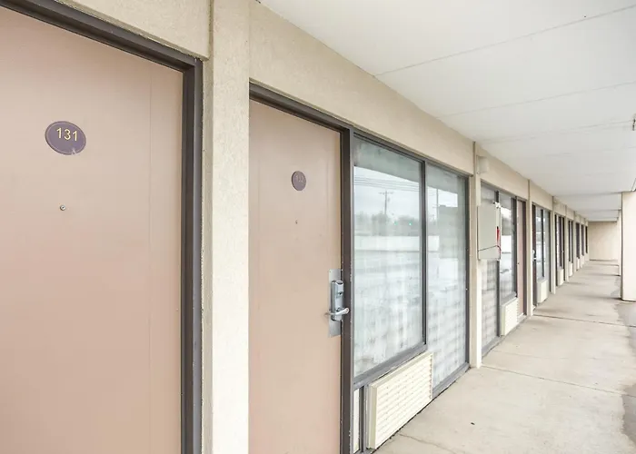 Oyo Townhouse Owensboro West Hotel