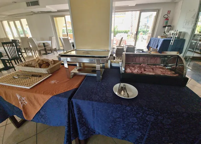 Hotel Rivadoro-Spiaggia ombrellone e lettini-Piscina-Parcheggio Martinsicuro