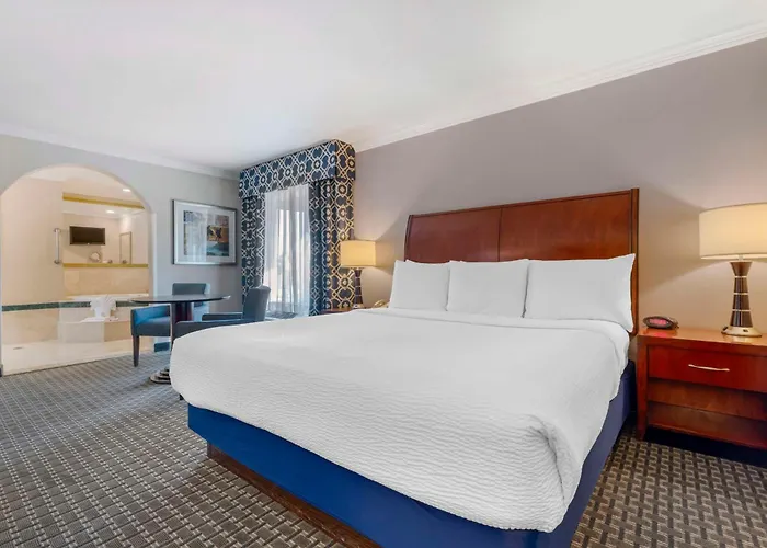Best Western Plus Marina Shores Hotel