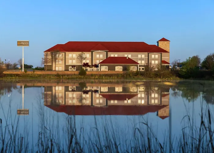 La Quinta By Wyndham Shawnee Hotel