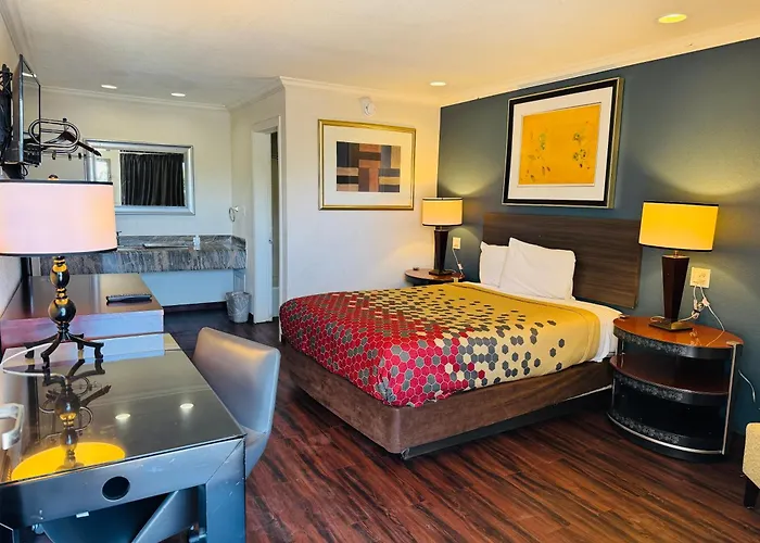 Baymont By Wyndham Bakersfield Hotel