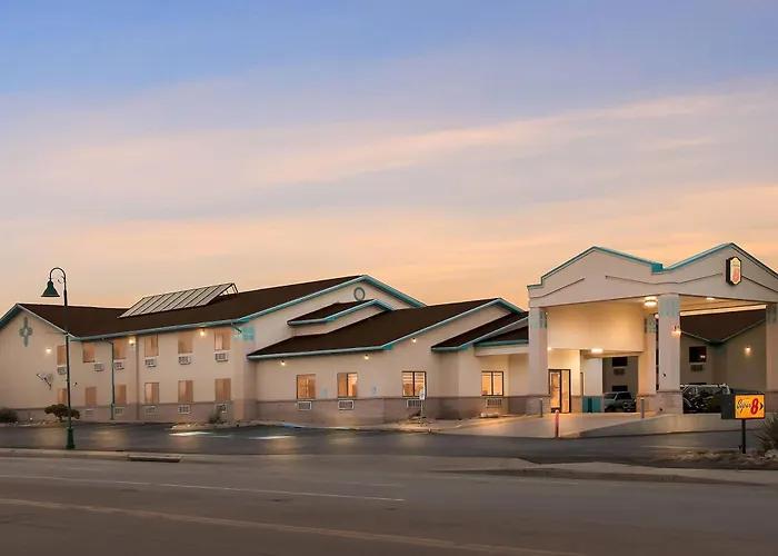 Super 8 By Wyndham Santa Rosa Hotel