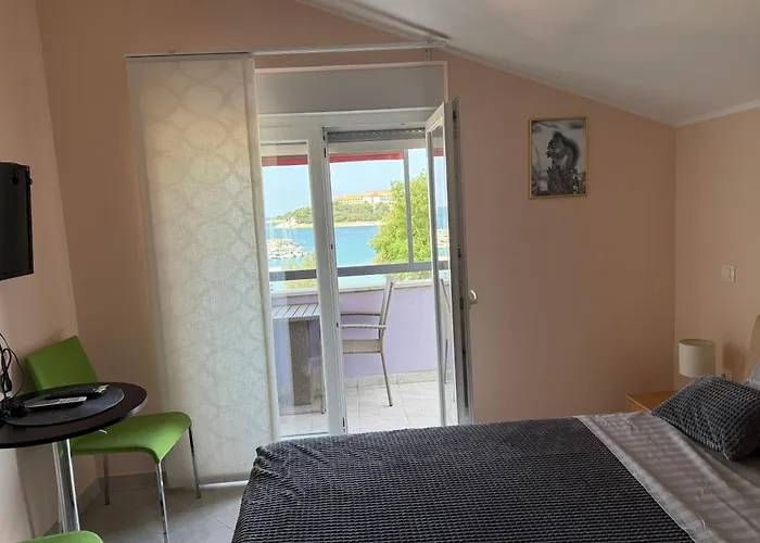 ApartHotel Viola Pjescana Uvala