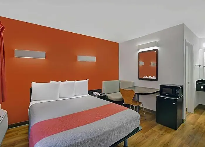 Super 8 By Wyndham Santa Clara Hotel