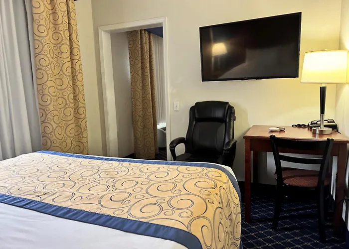 Baymont By Wyndham Mccomb Hotel