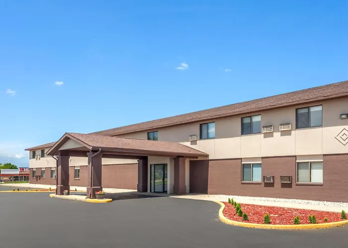 Baymont By Wyndham Oshkosh Airport Hotel