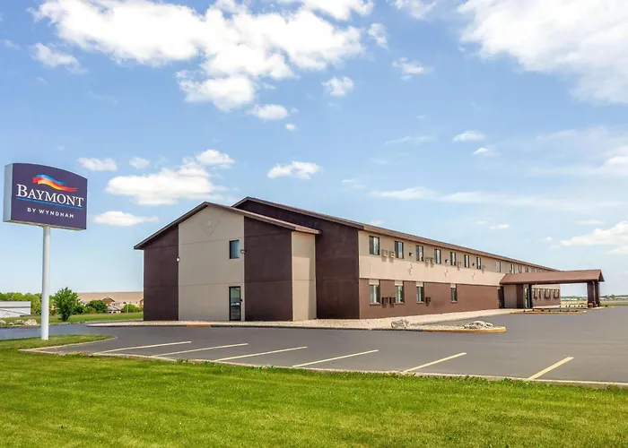 Baymont By Wyndham Oshkosh Airport Hotel