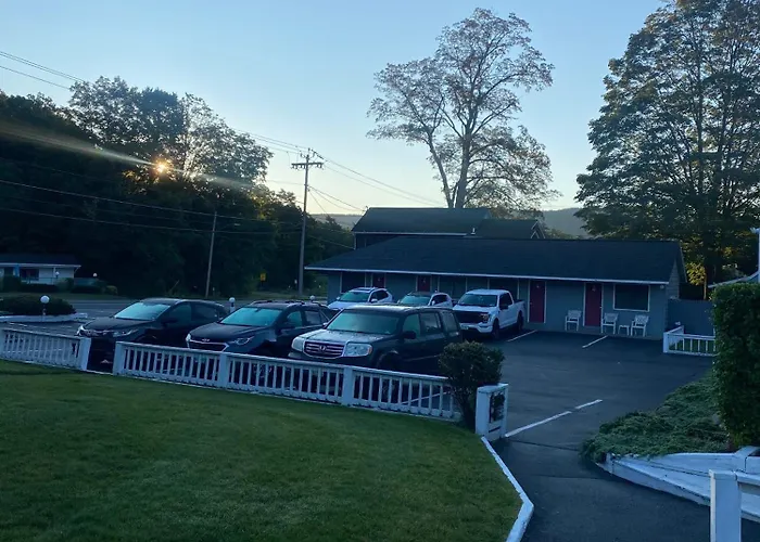 Barberry Court Motel &Cabins Lake George