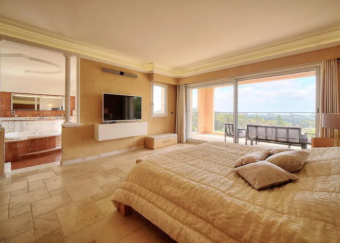 Suites de Prestige JACUZZI SAUNA HAMMAM PISCINE Mougins Cannes Grasse