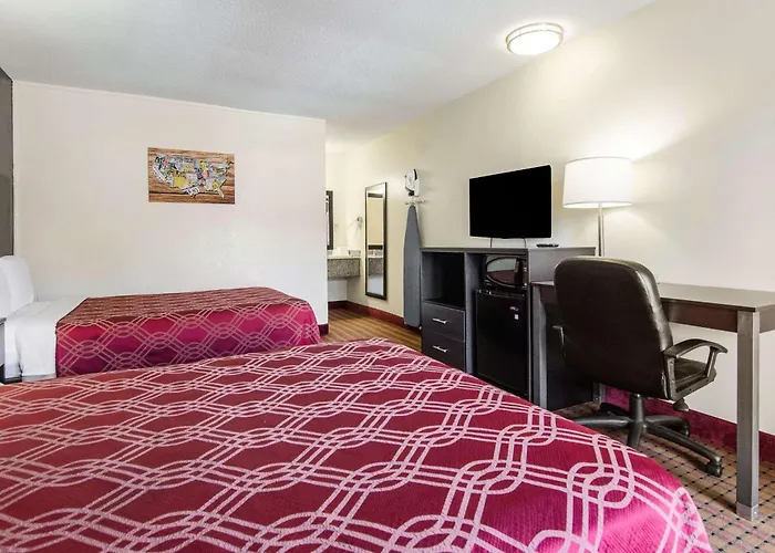 Econo Lodge Near Motor Speedway Bristol