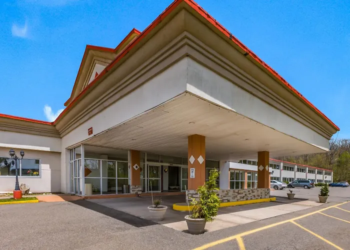 Red Carpet Inn & Suites Hazleton