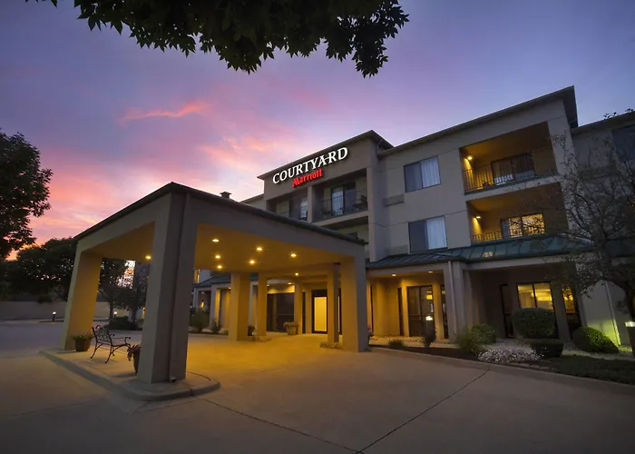 Courtyard By Marriott Champaign Hotel