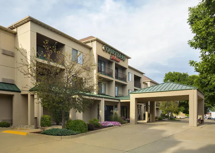 Courtyard By Marriott Champaign Hotel