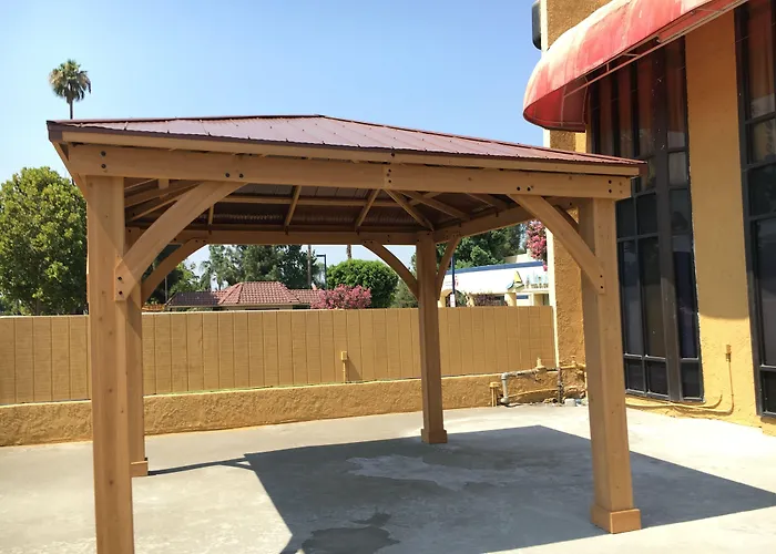 Riverside Inn & Suites
