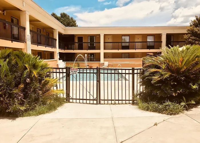 Quality Inn & Suites Conference Center Statesboro Historic District