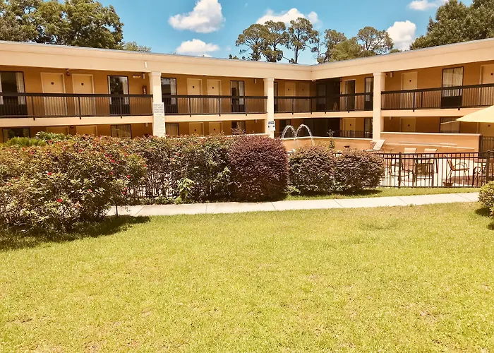 Quality Inn & Suites Conference Center Statesboro Historic District