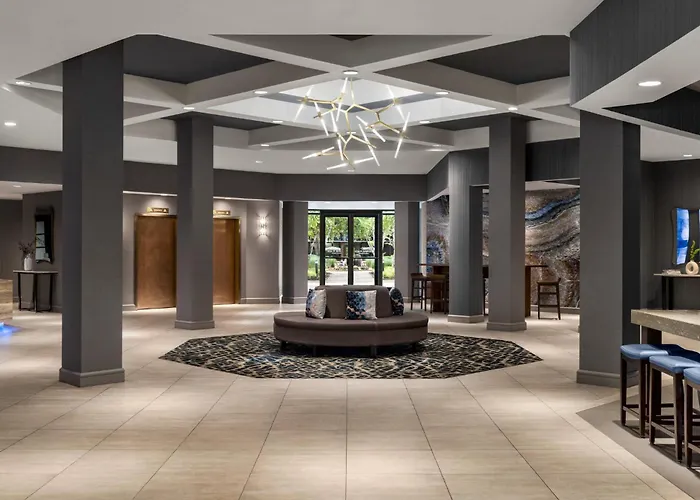 Crowne Plaza Edison By Ihg Hotel