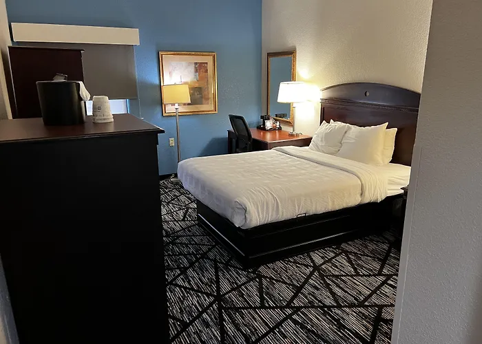 Baymont By Wyndham Monroe Ohio Hotel