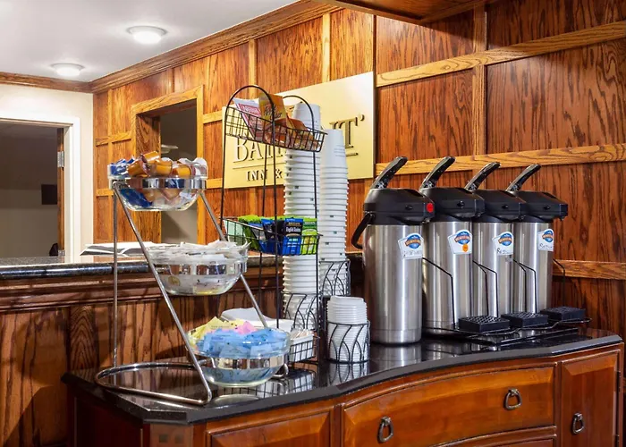 Baymont By Wyndham Elkhart Hotel