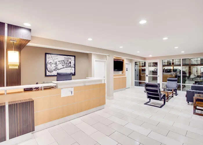 Super 8 By Wyndham Dalton