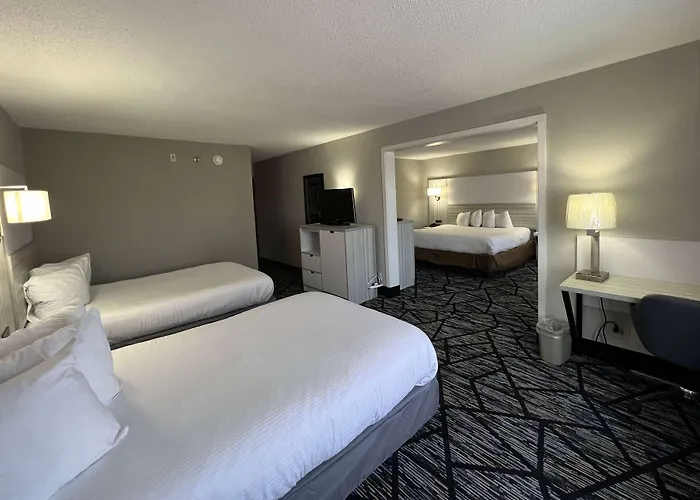 Baymont By Wyndham Peoria Hotel