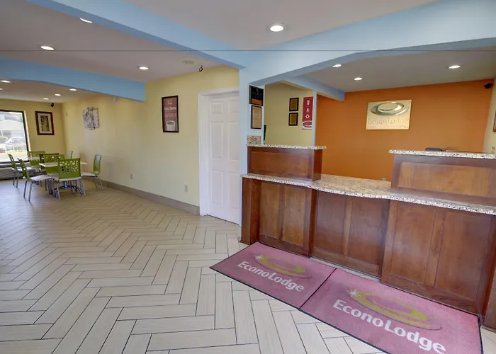 Econo Lodge At Military Circle