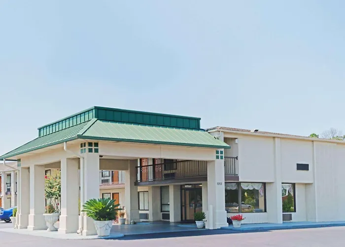 Baymont By Wyndham Troy Hotel