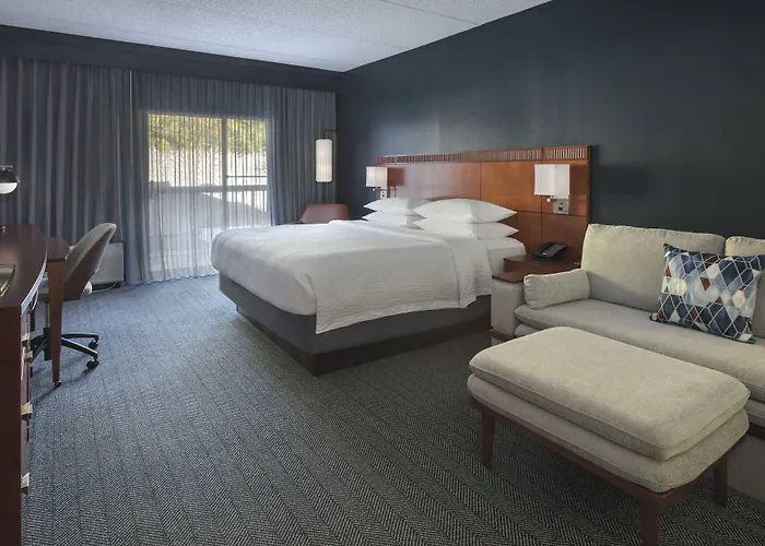 Courtyard By Marriott Norwalk Hotel