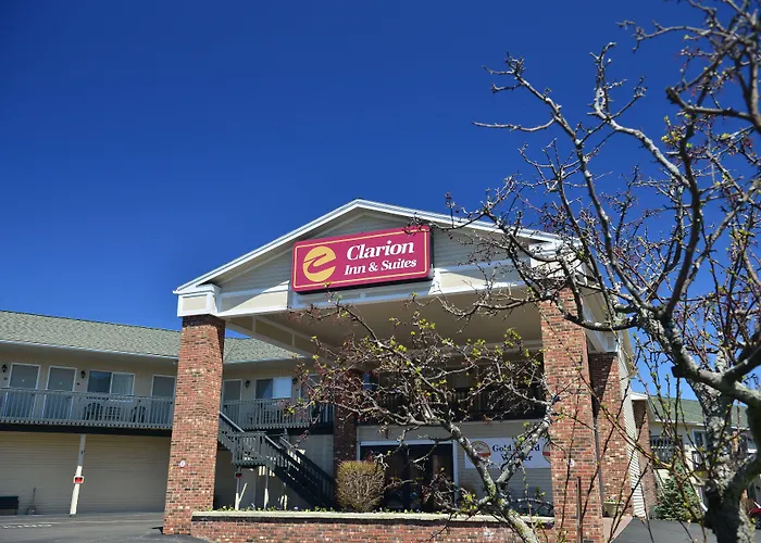 Clarion Inn & Suites At The Outlets Of Lake George